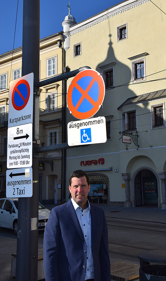 BehindertenparkplatzRathausplatzKrapf2_StGG.JPG  